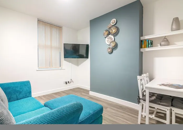 Platform Avenues Apartment 1 With Free Street Parking