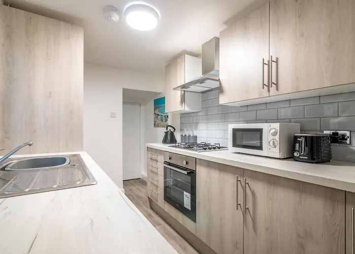 Platform Avenues Apartment 1 With Free Street Parking